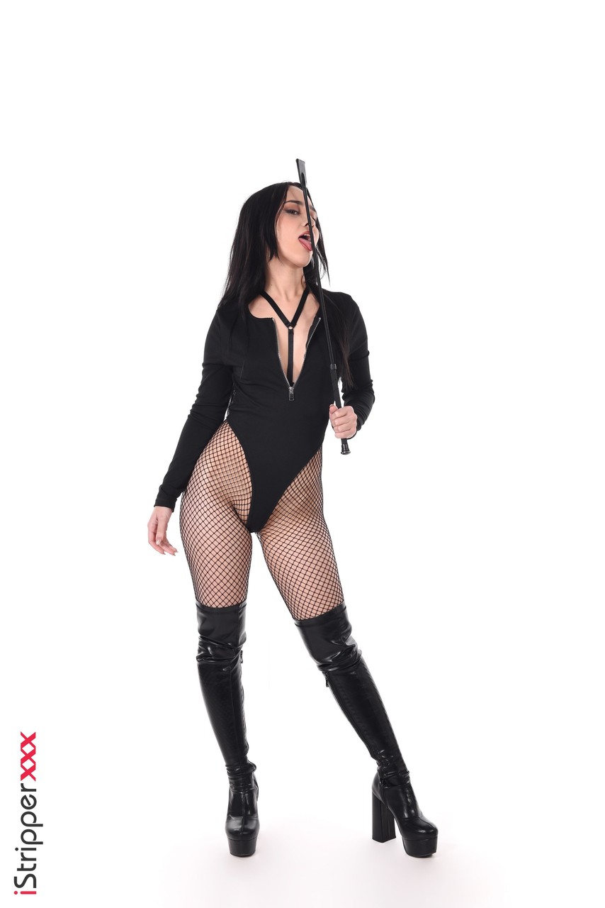 黑发美女爱丽丝·埃尔南德斯舔骑马鞭和玩具屄