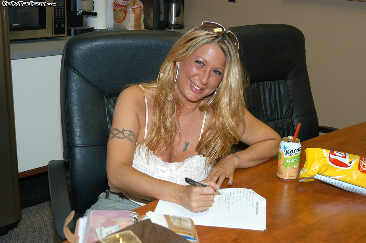 Blonde Pornstar Summer Sinn Bares Giant Knockers At Kelly's Place