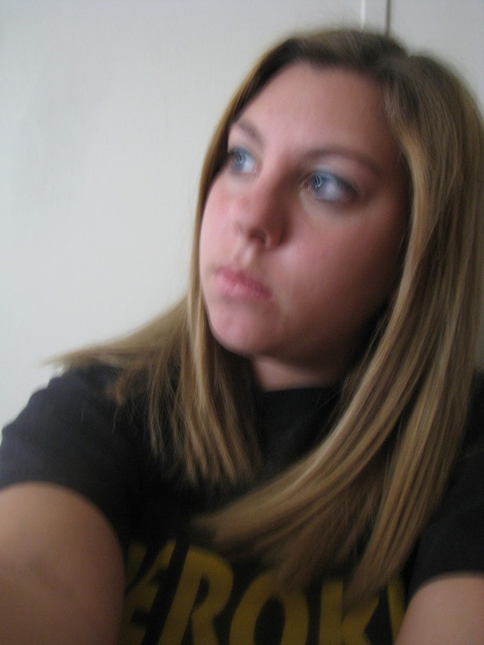 Blue-Eyed Amateur Teen Nikki Morgan Poses In Her Black Shirt Solo