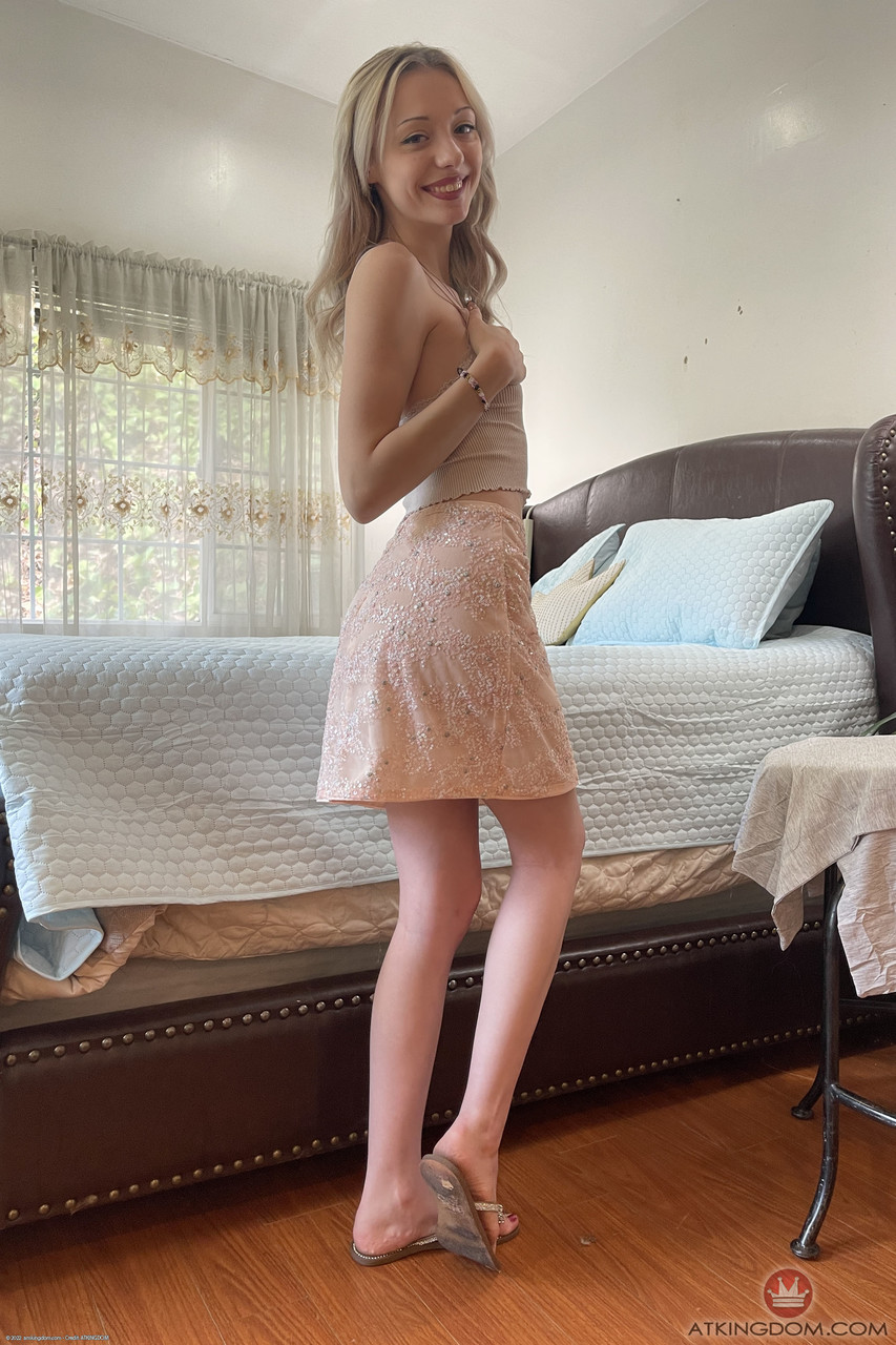 एमेच्यूर सौंदर्य Cecelia Taylor अपने पैर और गर्म छिद्रों को निकट से दिखाती है