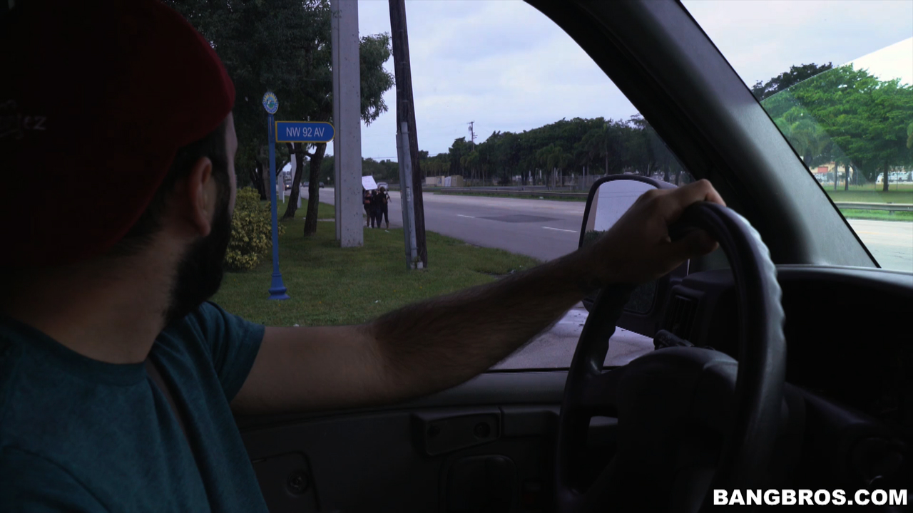 العُبّية أميليان كوش ذات المؤخرة المثيرة تُلتقط وتُنكح مقابل النقود