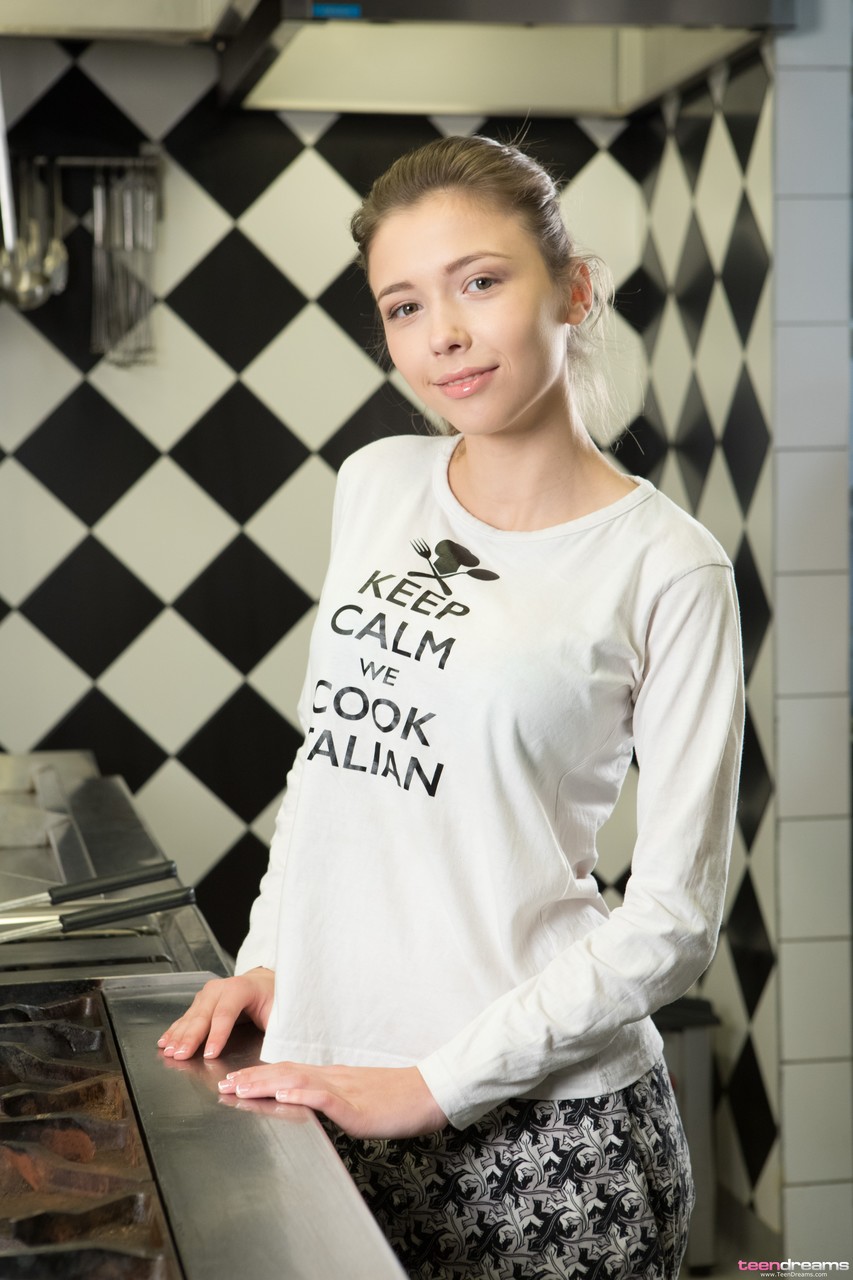 प्यारी किशोरी लोहाना लोमार्क सोफे पर कपड़े उतारकर अपने बड़े स्तन दिखा रही है