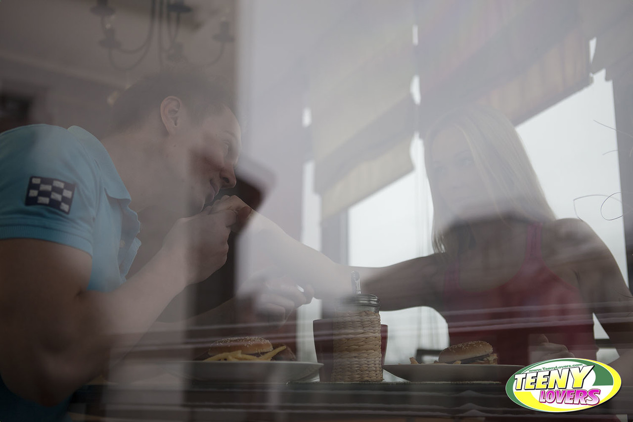 الصديقة الهواة لينا نابولي تكشف عن جسدها المراهق النحيف للركوب في جوارب وردية