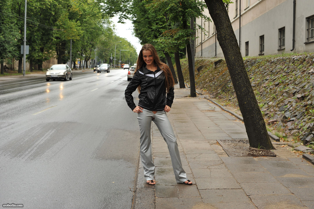 Jeune Fille Sans Haut Se Montre En Public Avec Un Pantalon Sans Entrejambe