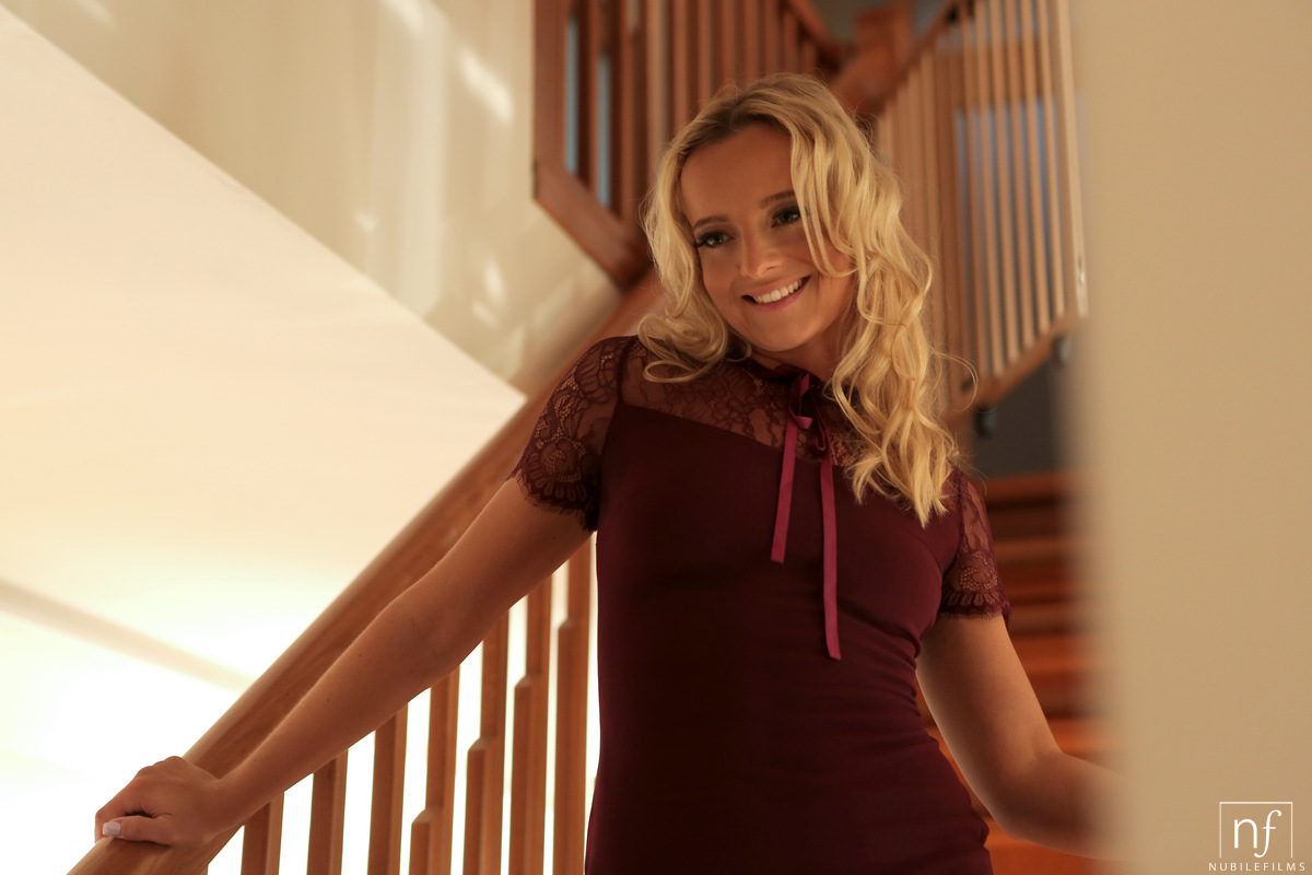 金髪のヴィクトリア・ピュアが膣内射精後にマンコから精液をにじませる