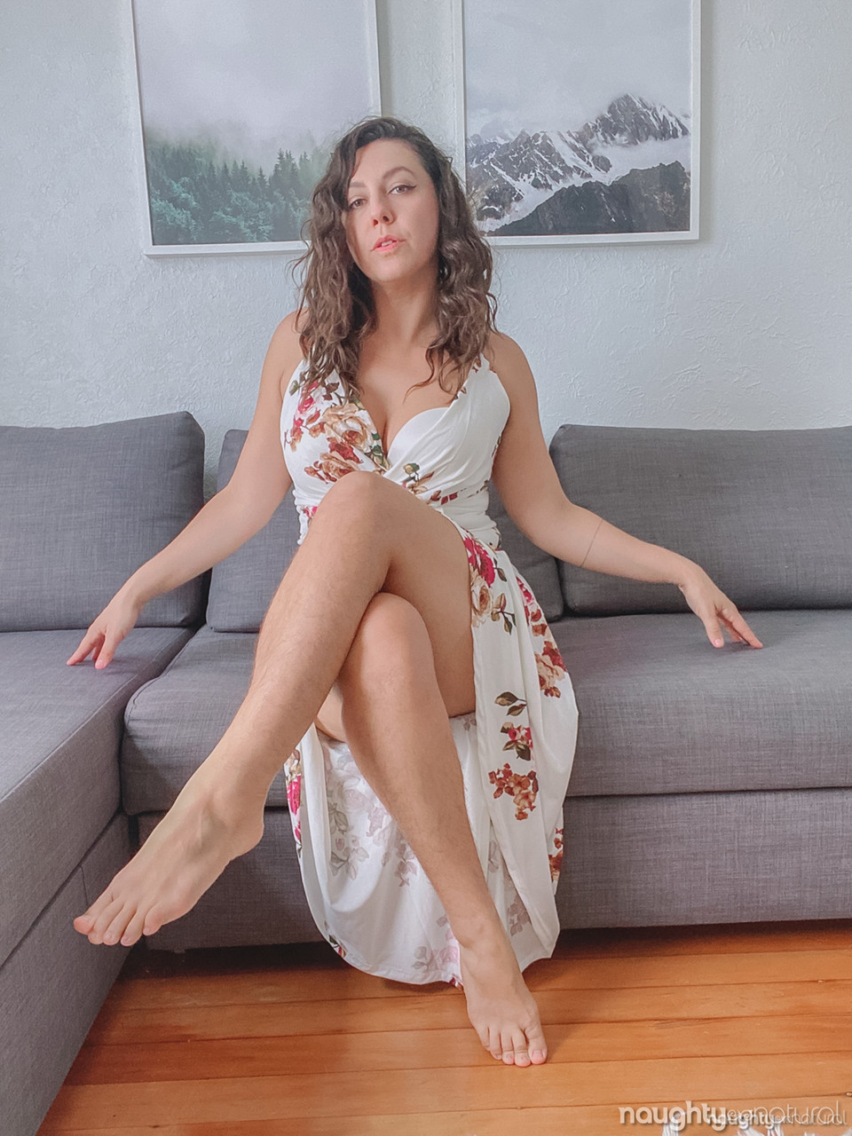 Die Wunderschöne Amateure Nikki Silver Stolziert Mit Ihren Saftigen Brüsten Und Ihrem Sehr Haaren Pussy