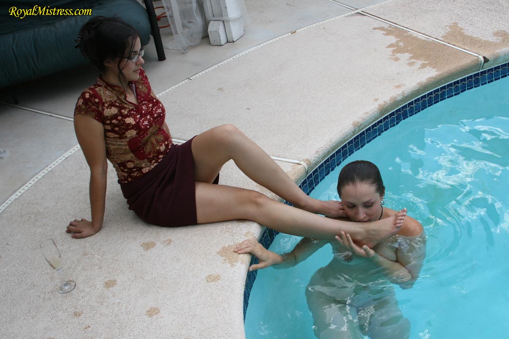 विनम्र लड़की पूल में प्रभावशाली प्रेमी के पैर की उंगलियाँ चूसती है