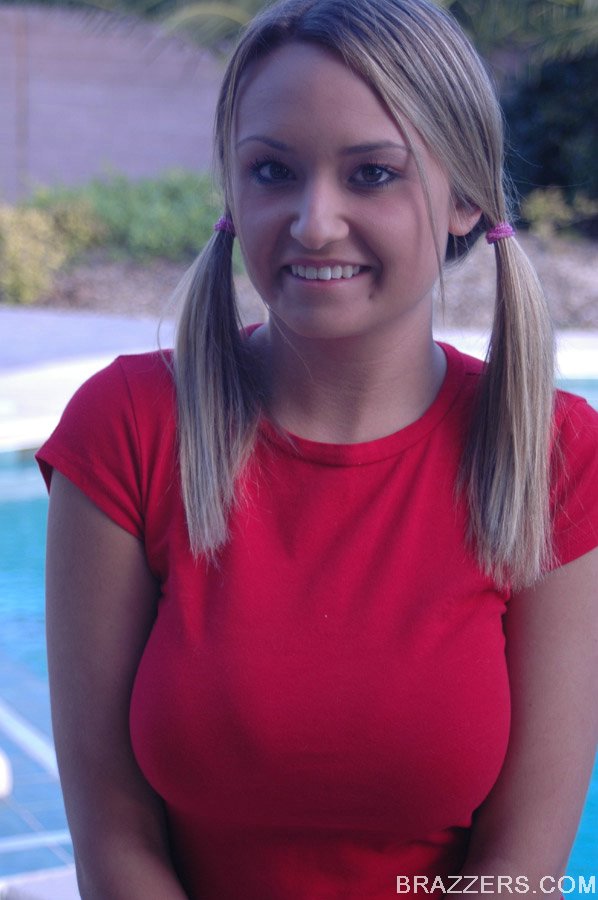 Outdoor Posing Milf Babe Tyla Wynn Spreads Her Big Booty