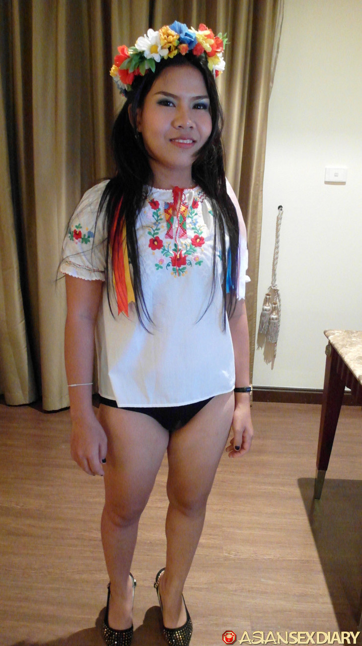 Asiatische Aziza Tauscht Blumenkrone Gegen Frischen Samen Auf Ihrer Muschi