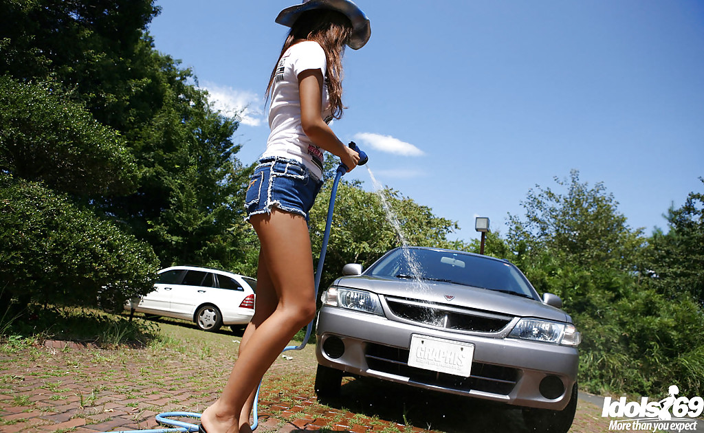 Jeune Asiatique Sexy Yoko Yoshikawa Se Déshabille Et Se Mouille