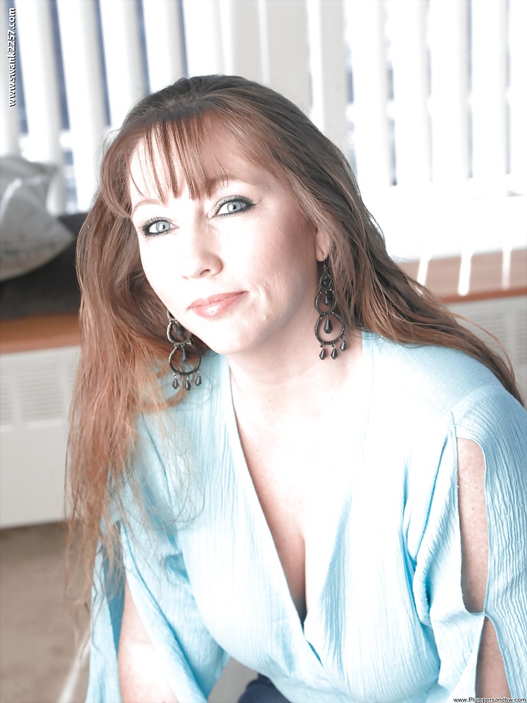 Brook M, Madura Rellenita, Enseña Sus Grandes Tetas Antes De Jugar Con Su Vagina Afeitada