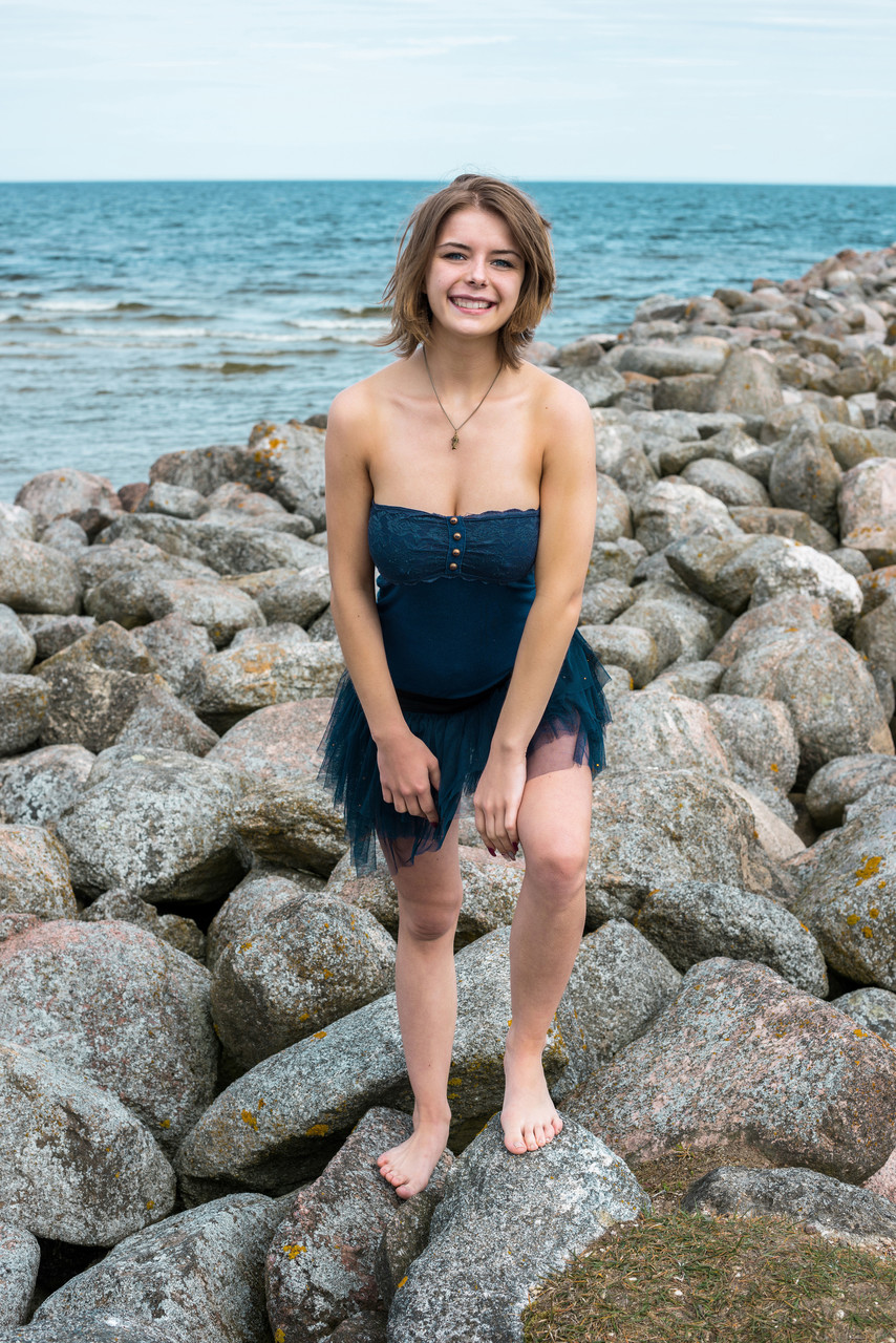 ベラルーシの女神イエレナが屋外で巨乳と美味しいマンコを披露