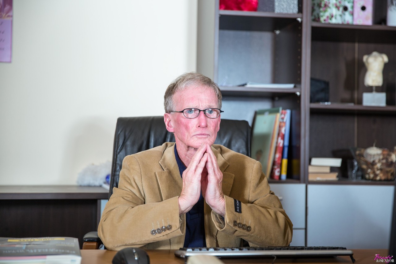 若き金髪ルナ・メルバが上半身裸で熟年紳士を誘惑