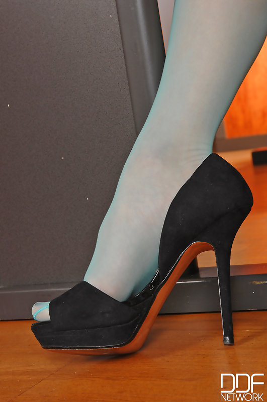 穿丝袜的猫女学生诱惑家教玩脚趾吸吮