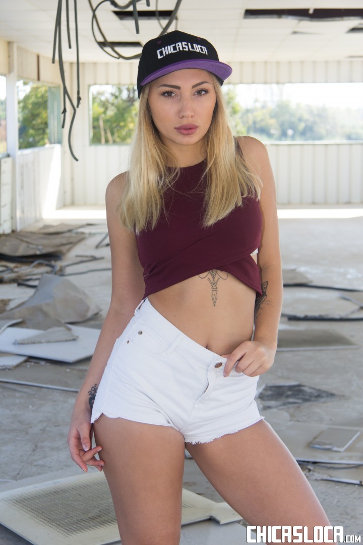 性感金发少女Vyvan Hill在户外被猛烈操穴