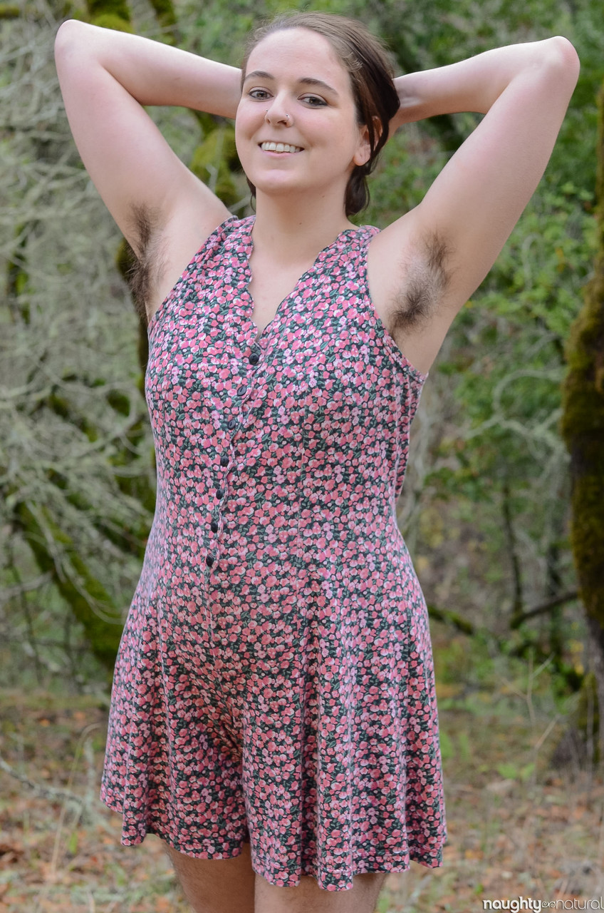 Dicke Braune Harley Hex Enthüllt Haarigen Rundlichen Körper Und Haarigen Pierceden Venushügel