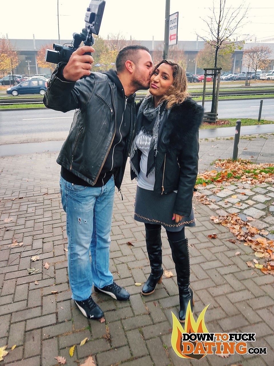 アマチュアの黒髪ダンカ・ダイヤモンドが激しい公開セックスで撮影された