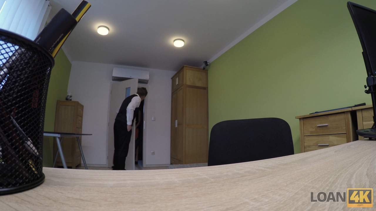 ऋण अधिकारी टीन इंगा को मंजूरी के लिए कठिन लिंग पर सवारी करने के लिए बनाता है