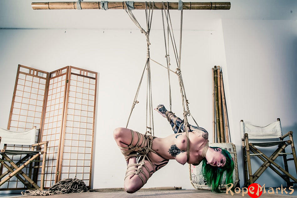 Подвешенная Татуированная Девушка С Зелеными Волосами Голая В Верёвках