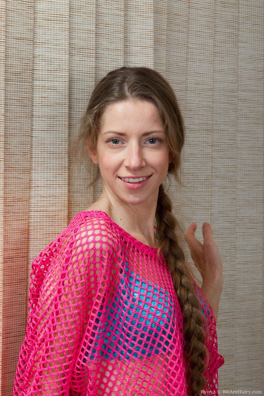 पतली सोलो मॉडल Ryisya अपने बालों वाले बगल और योनि को तब दिखाती है जब वह कपड़े उतारती है