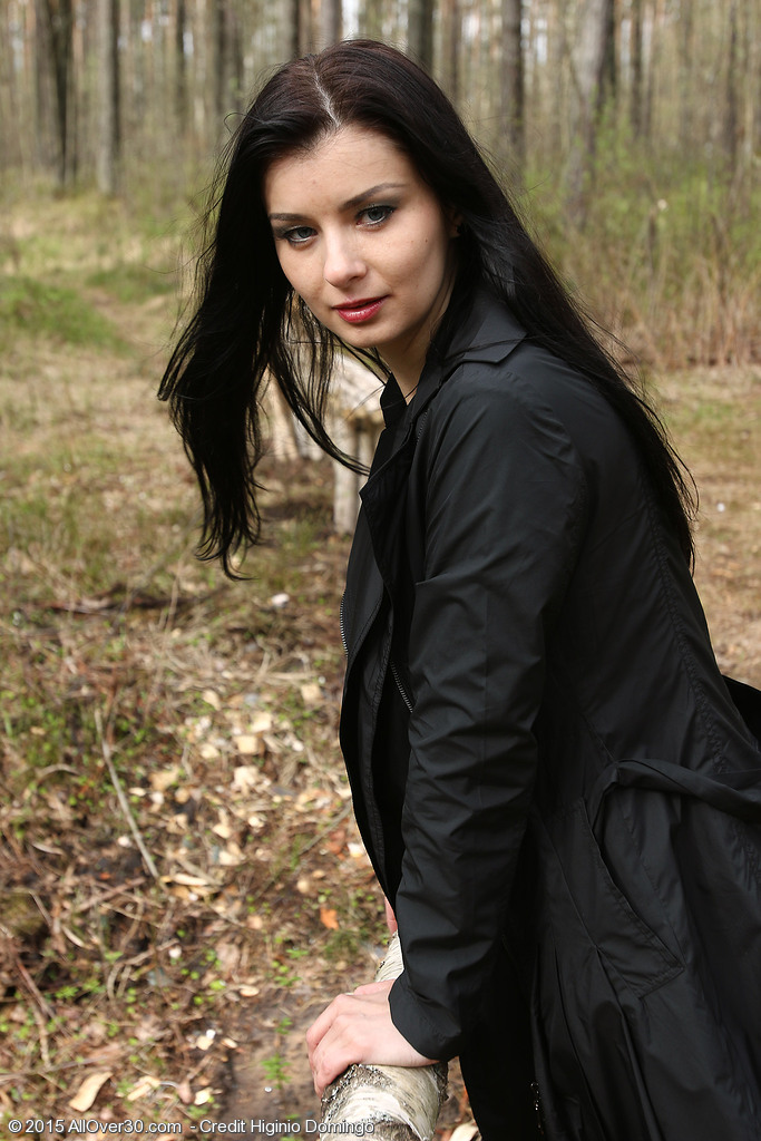 امرأة شعرها أسود هيلينا بلاك تنتشر في الجوارب من أجل مقربة من المهبل