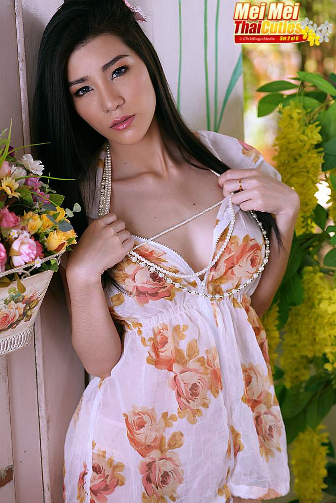 A Linda Tailandesa Mei Mei Pega Um Vibrador Depois De Remover Um Vestido