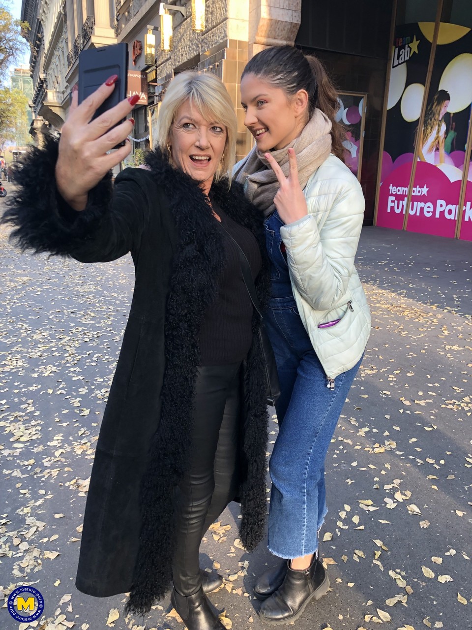 成熟女人在女女性爱前用口球堵住年轻女孩的嘴