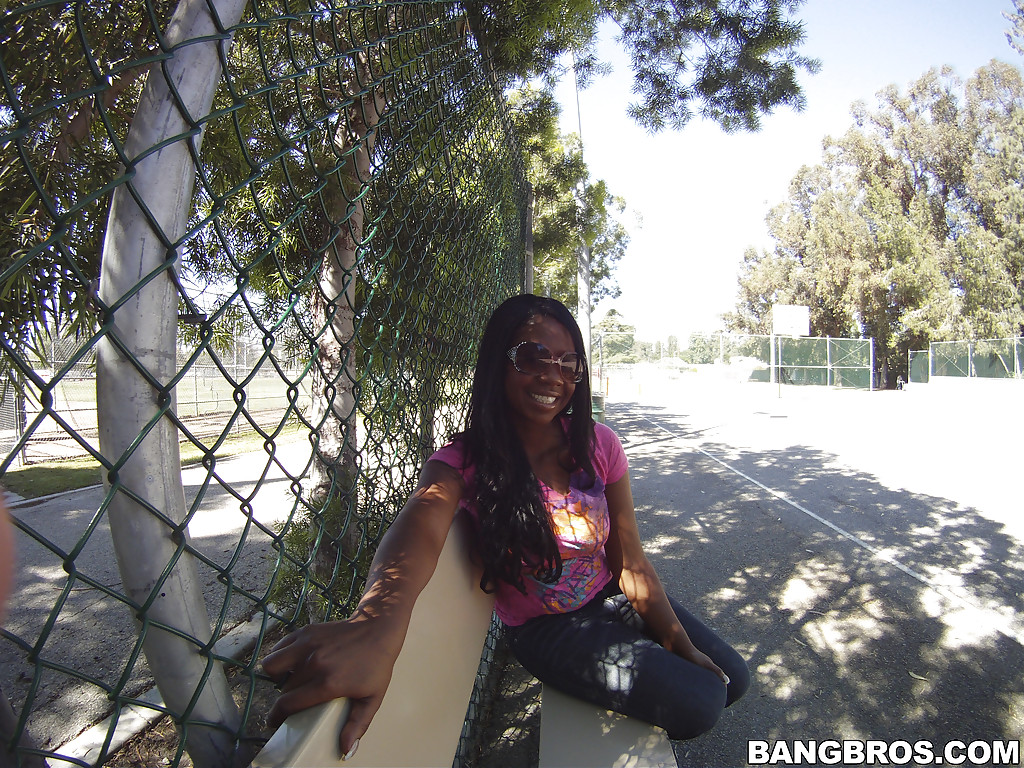 可爱的黑人宝贝杰西卡·格拉比特展示巨大胸部和臀部