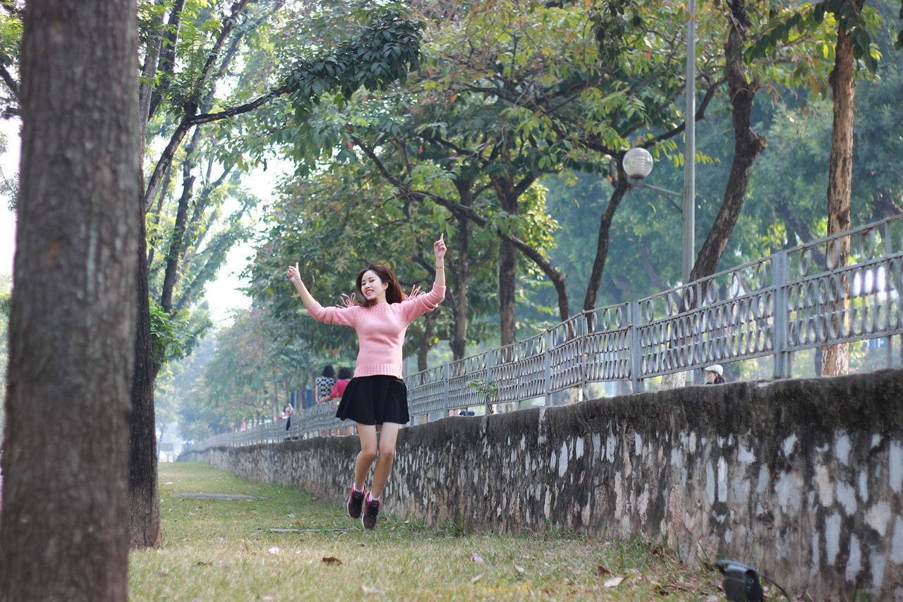 小柄なベトナム美女が公共の場でセクシーな衣装を撮影
