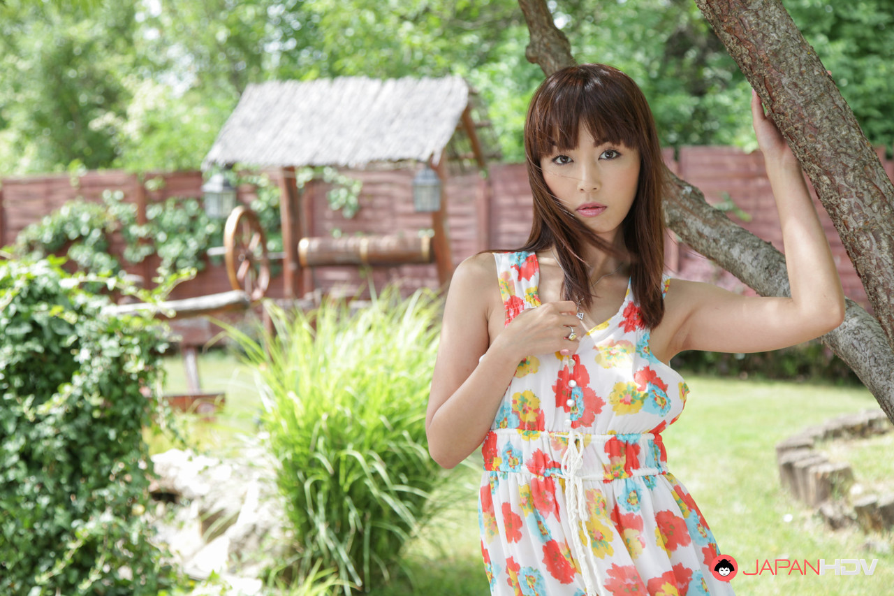 甜美的日本女孩 Marica 在后院脱光
