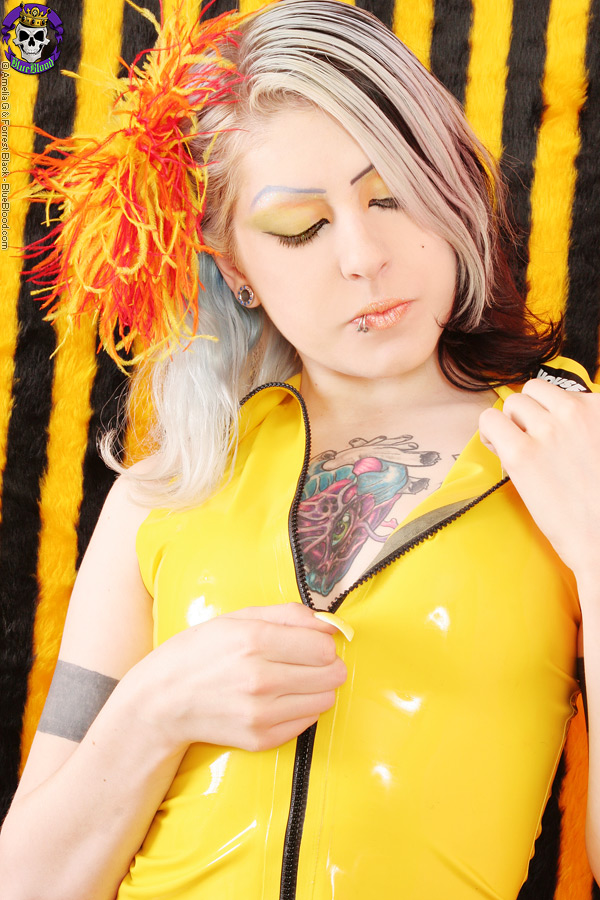 Rubia Adolescente Madeleine Sophie Se Quita El Látex Para Posar Desnuda