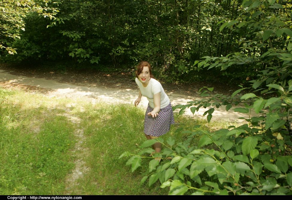 Üppige Reife Schönheit Präsentiert Ihren Kleinen Po In Roten Höschen