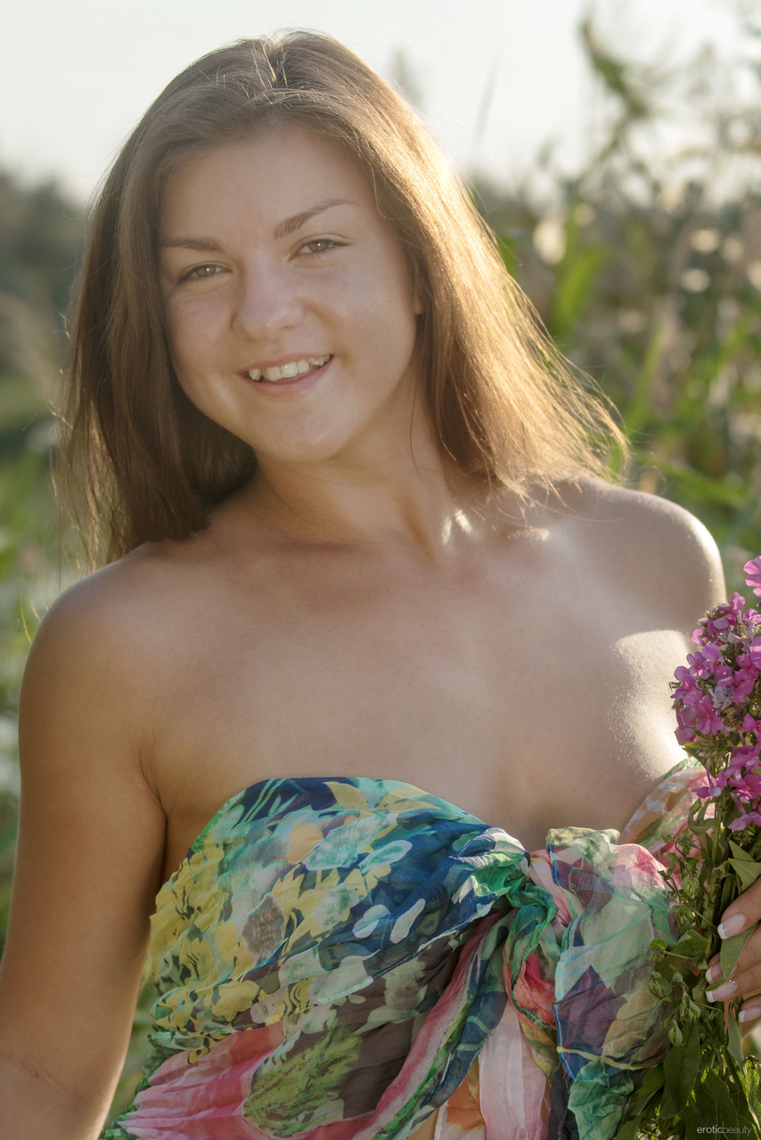 ليلي K تؤدي جمالًا إيروتيكيًا في مشهد XXX حار