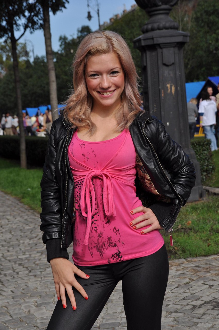 المراهقة ذيل الخنزير بيبي سي تتعرى حتى الارتداء الجلد وتجلس على قضيب جيم سليب