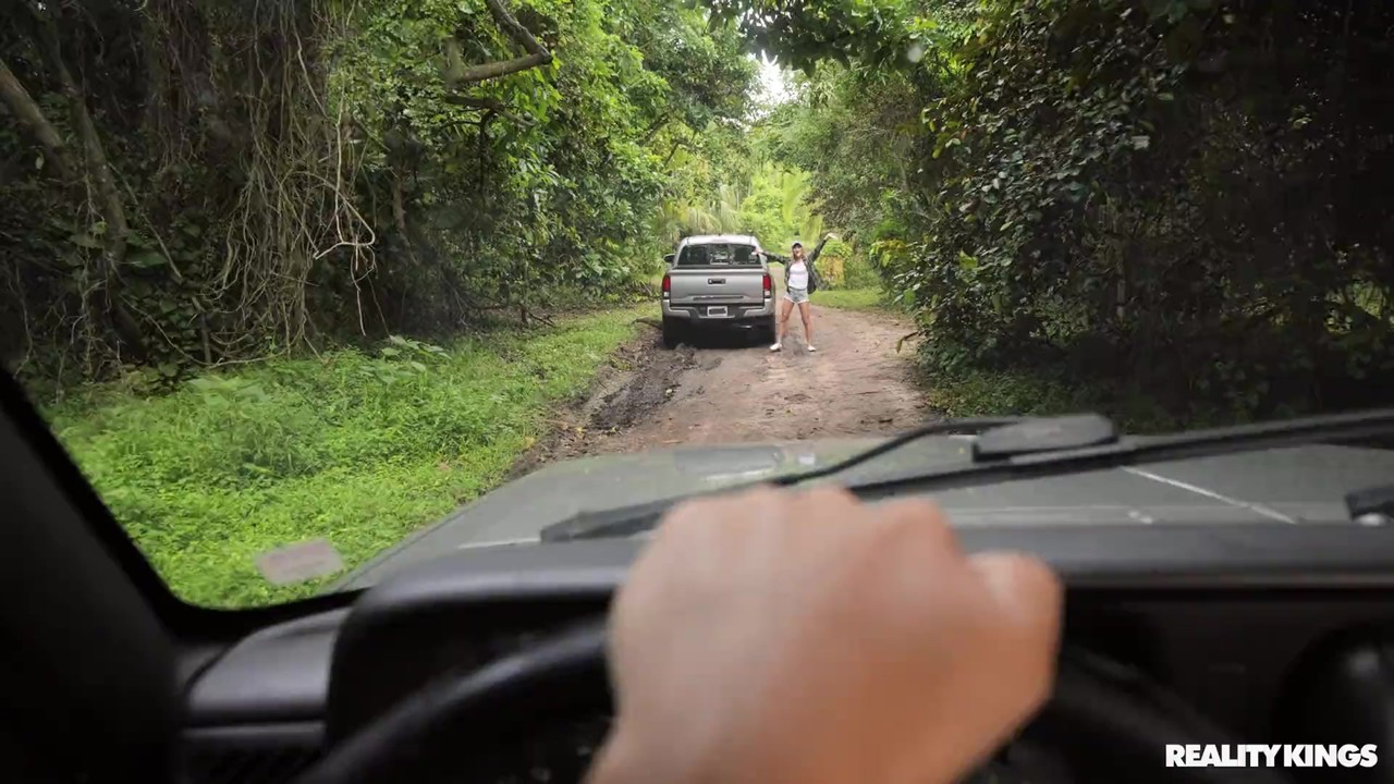नटखट किशोरी अना रोज़ अपने बॉयफ्रेंड के साथ पिकअप कार्गो बेड पर बाहर सेक्स करती है