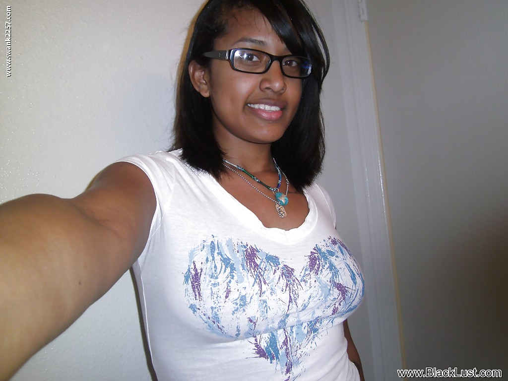 Autorretoque De Diana Ebony En Sujetador Que Expone Su Delicioso Culo Y Tetas