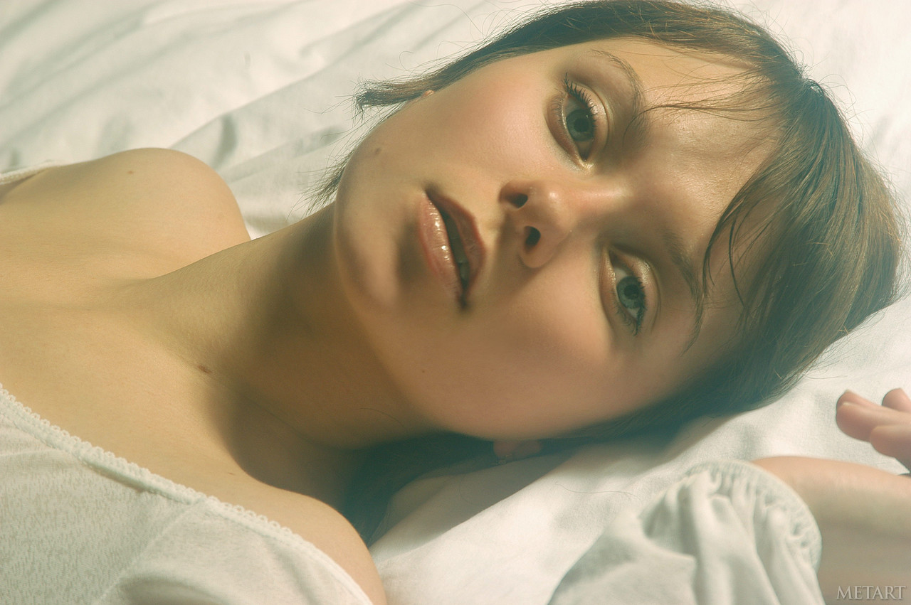 甜美小胸少女安娜S展现身体并独自摆姿势