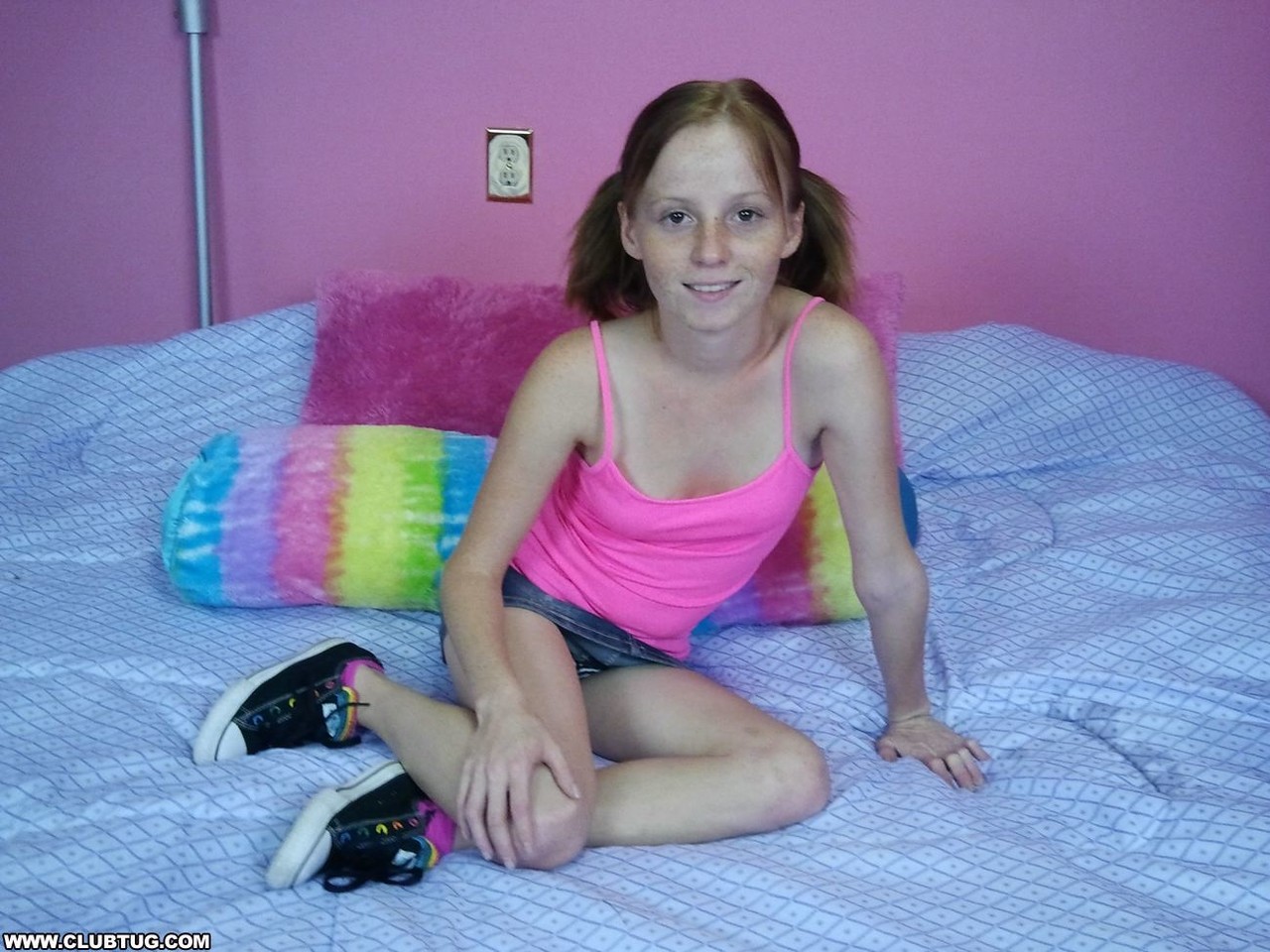 मीठी किशोरी Alyssa Hart अपने छोटे हाथों से बड़े लंड को सहलाती है