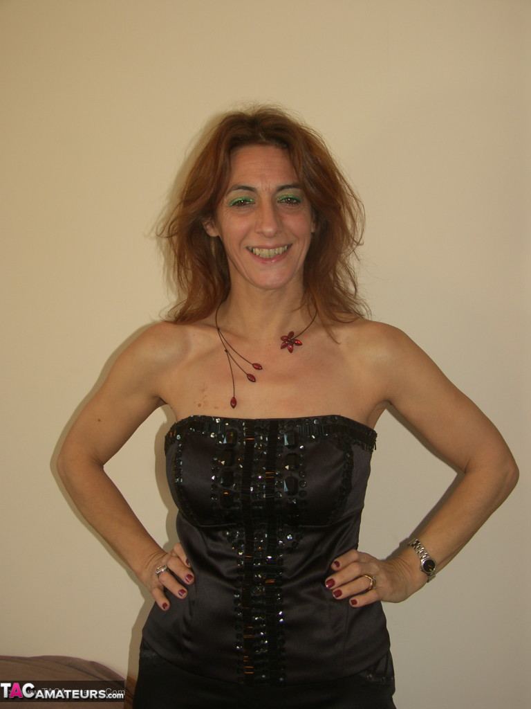 الشقراء جولاندا تكشف عن ثدييها الطبيعيين قبل أن تلمس مهبلها