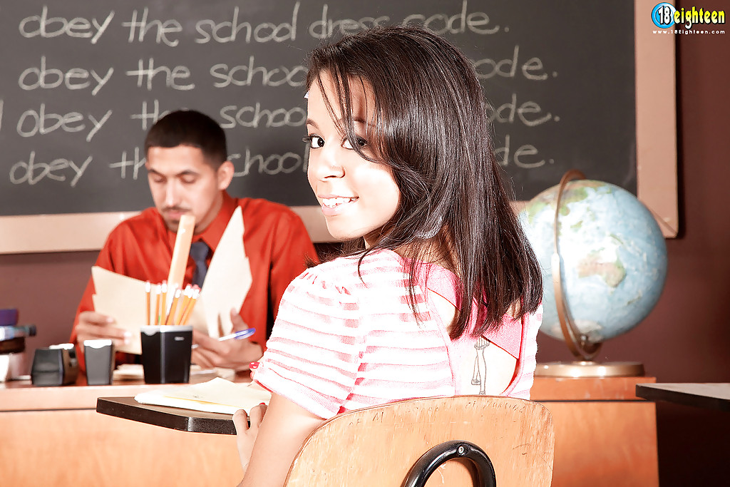 拉丁少女萨曼莎·门德斯为老师脱衣露臀乳