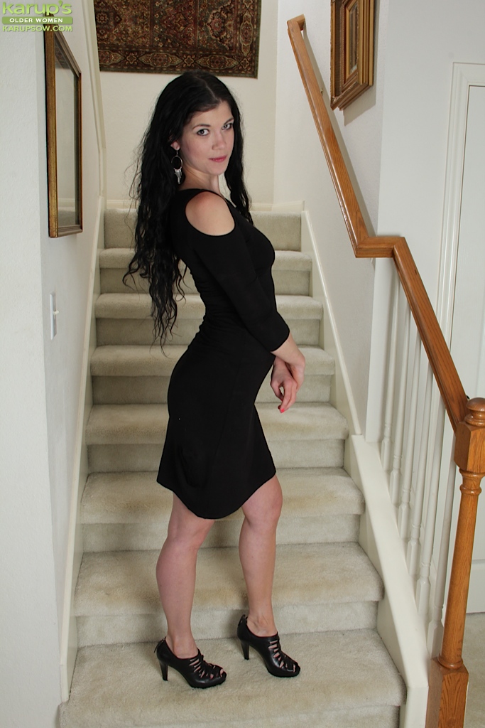 穿衣熟女美女维罗妮卡·斯图尔特脱下黑色连衣裙