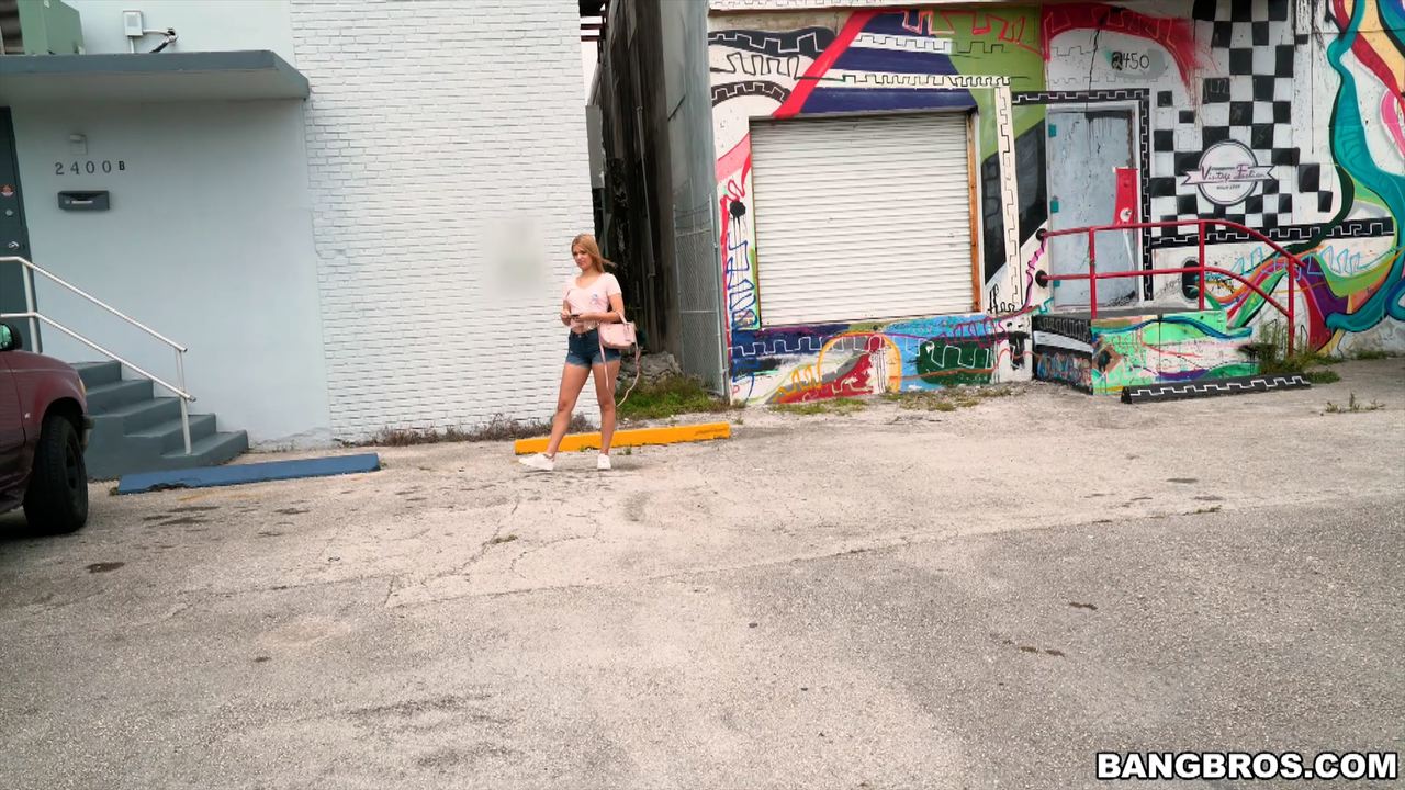 كيندال كروس شقراء حمراء راكبة طريق من الخلف مقابل الأجرة