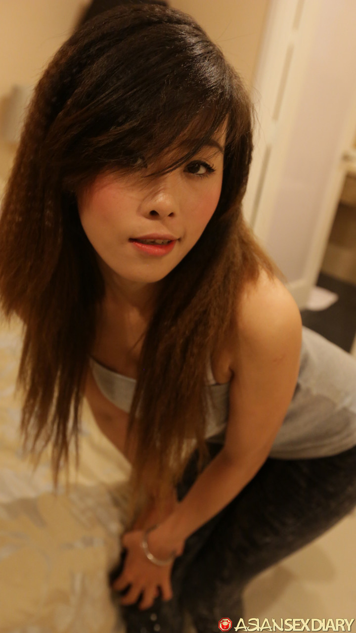 性感的亚洲少女佩蒂露出纹身身体并被毛发丰富的性伴侣插入