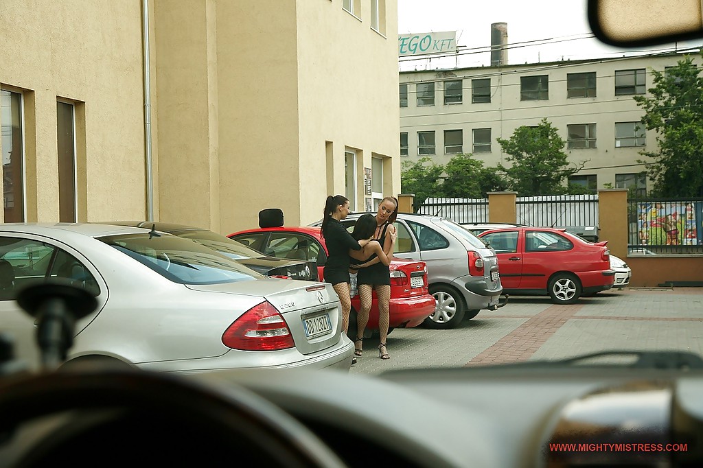 Maria Bellucci Und Katy Parker Entführen Einen Engel, Um Sie Zu Demütigen Und Zu Spanken