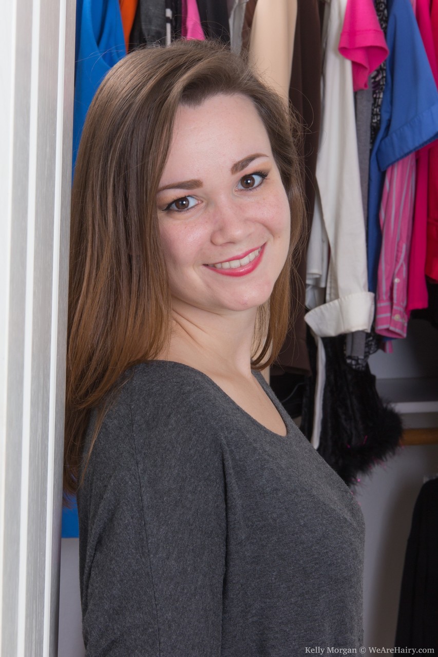 Petite Adolescente Kelly Morgan Montre Ses Seins Fermes Et Sa Toison Dans Le Vestiaire