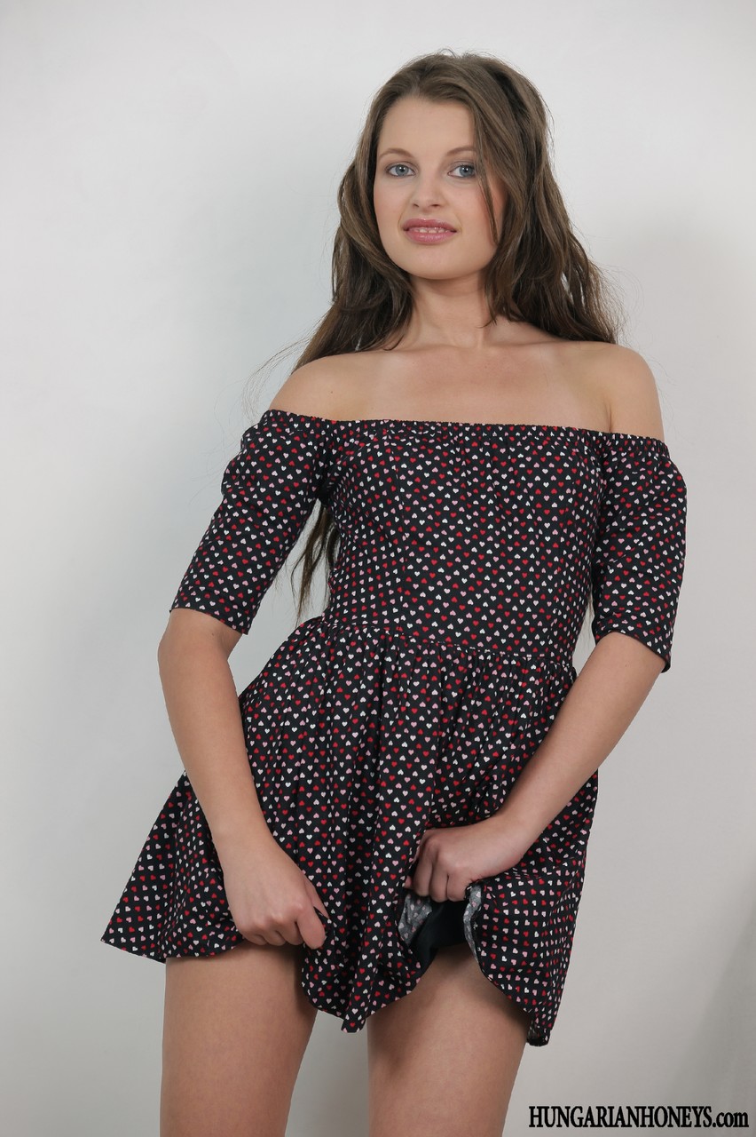 十代のライオナ・レヴィは、ドレスを失った後に階段でオナニーをする