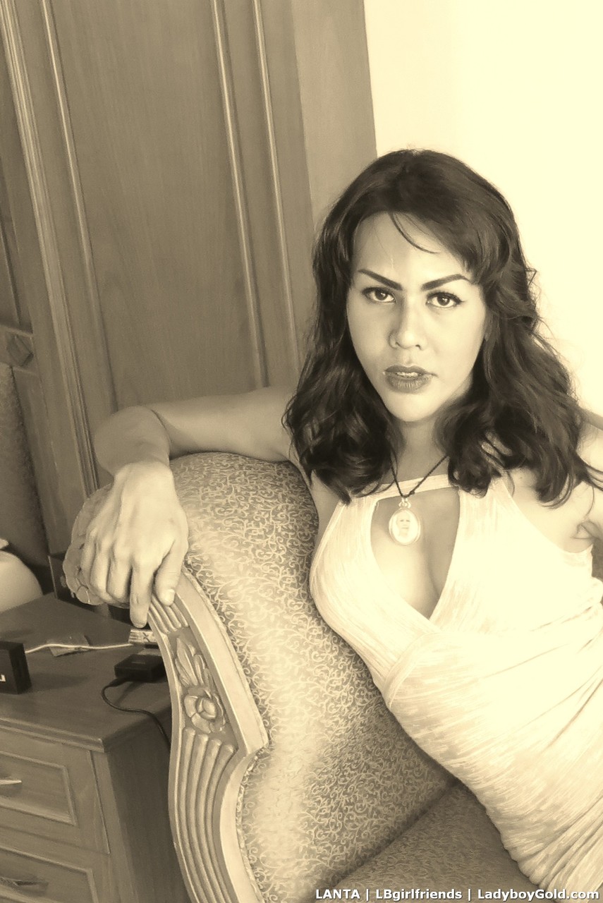 डरावने दिखने वाली शौकिया शीमेल लांता हाई हील्स में तंग चूतड़ फैलाती है