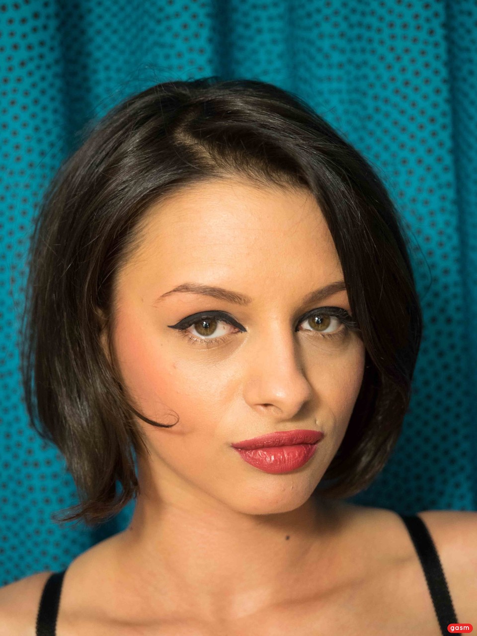 ブルネット素人ソラヤがハイヒールで後ろから硬いチンポを受ける