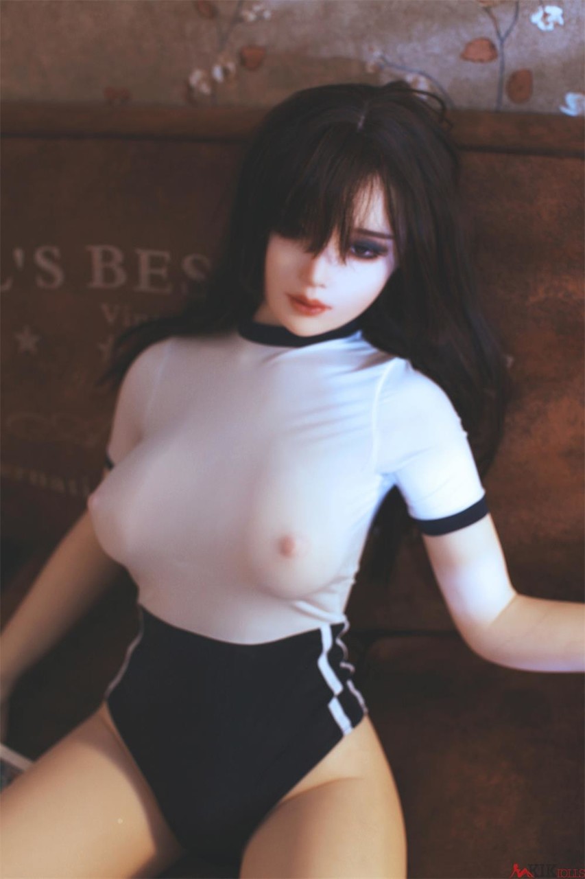 Linda Boneca Asiática Sexo Exibe Seios Grandes E Mamilos Duros