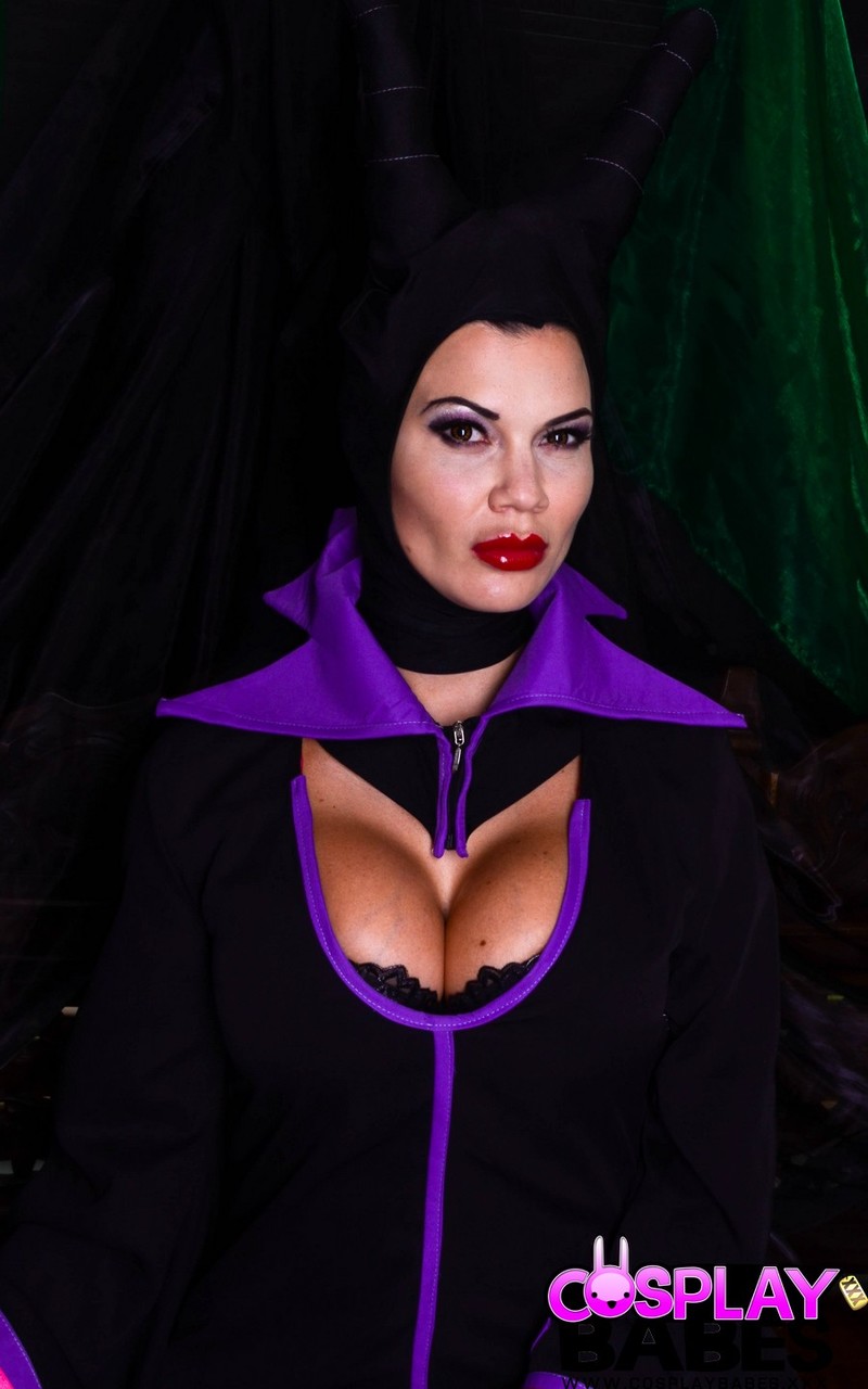 Chica De Cosplay Jasmine Jae Juega Con Su Coño Perforado